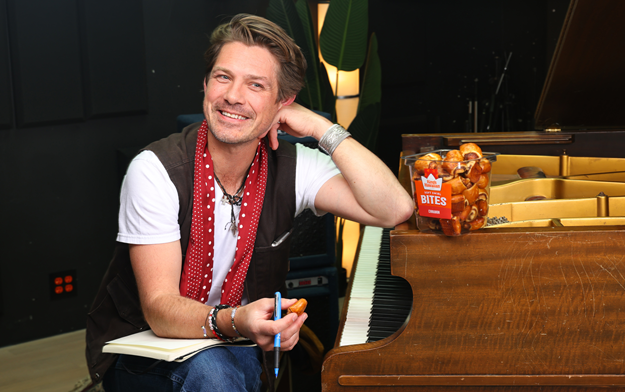 King's Hawaiian Teams Up With Taylor Hanson for "MMMBites" Cinnamon Bites
